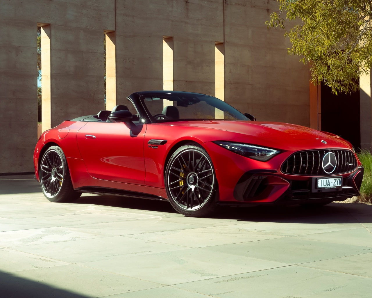 Красный кабриолет Mercedes-AMG SL 63 4MATIC+ 2023 года