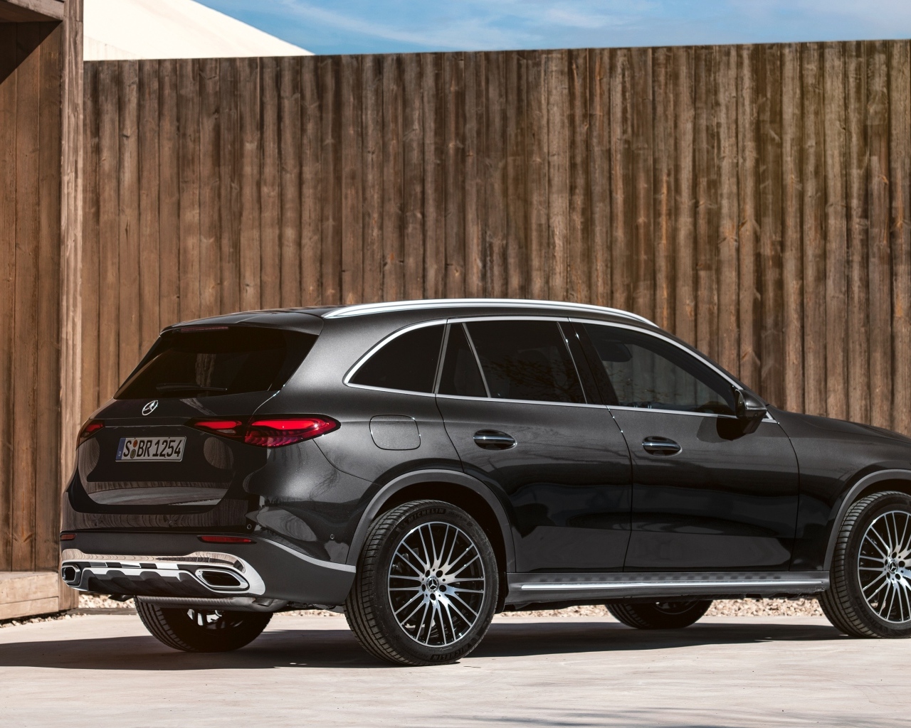 Внедорожник Mercedes-Benz GLC 300 4MATIC  вид сзади