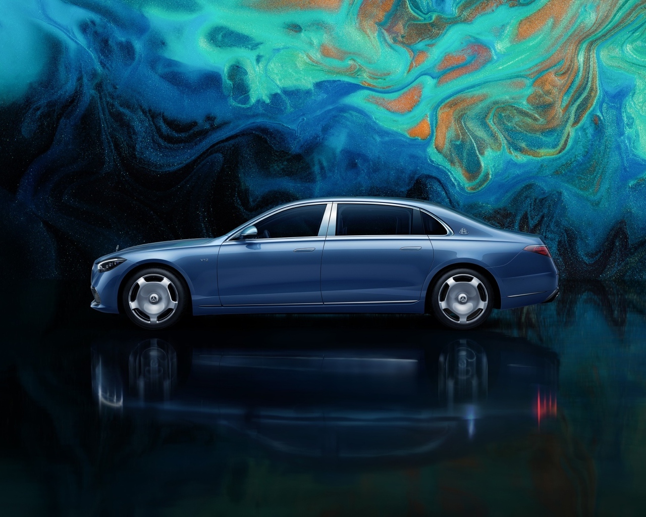 Вид сбоку на автомобиль Mercedes MAYBACH S