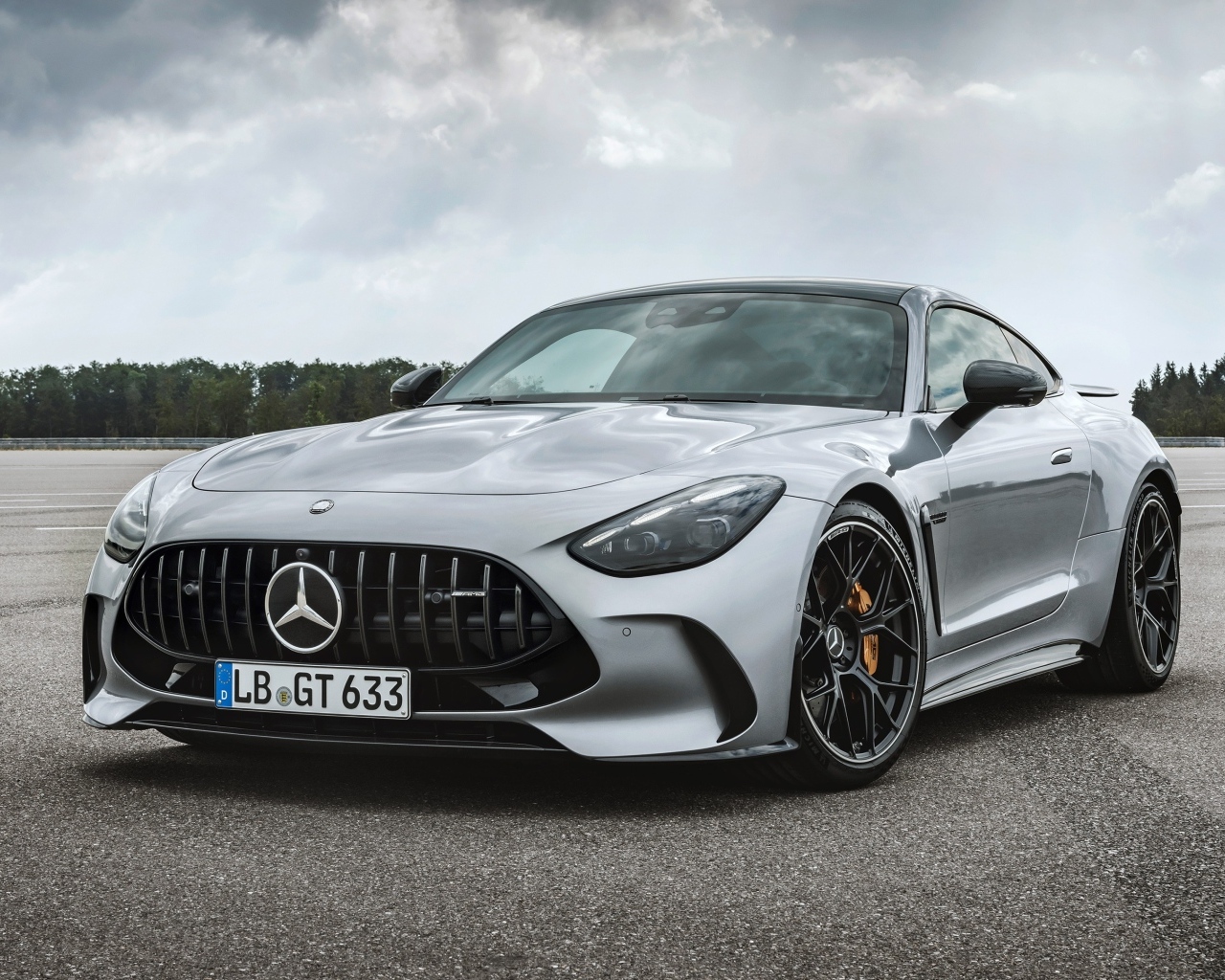 Серебристый автомобиль Mercedes-AMG GT 63 4MATIC+ 2023