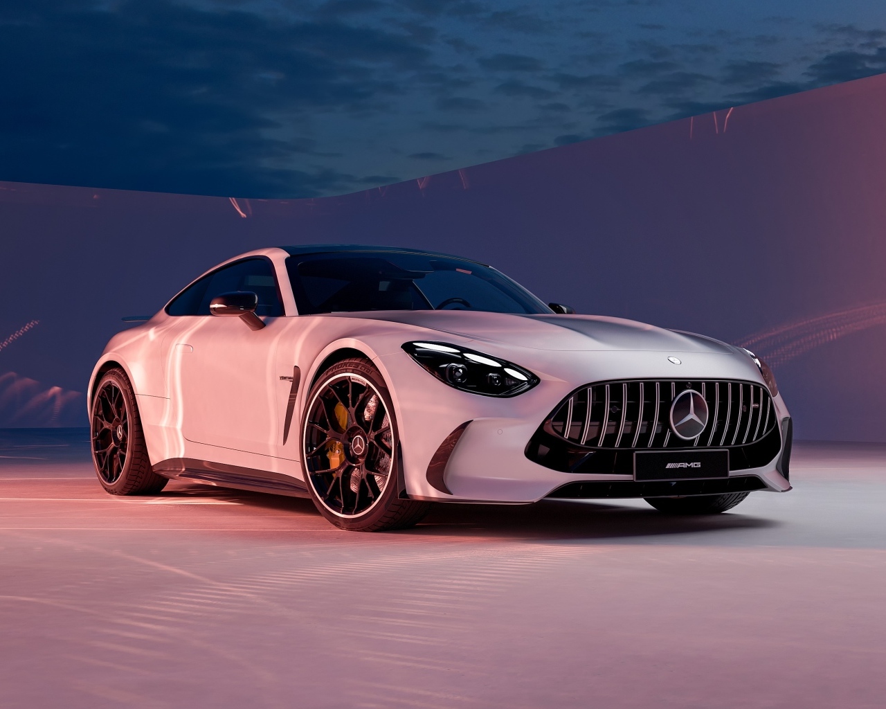 Серебристый автомобиль Mercedes AMG GT 2024 года