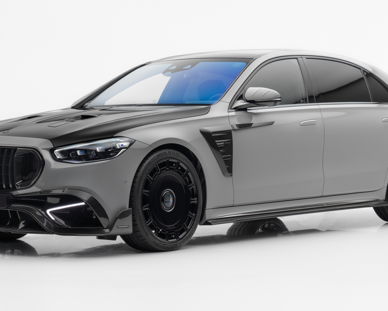 Серебристый автомобиль Mansory Mercedes-AMG S 63 E Performance 2023 года
