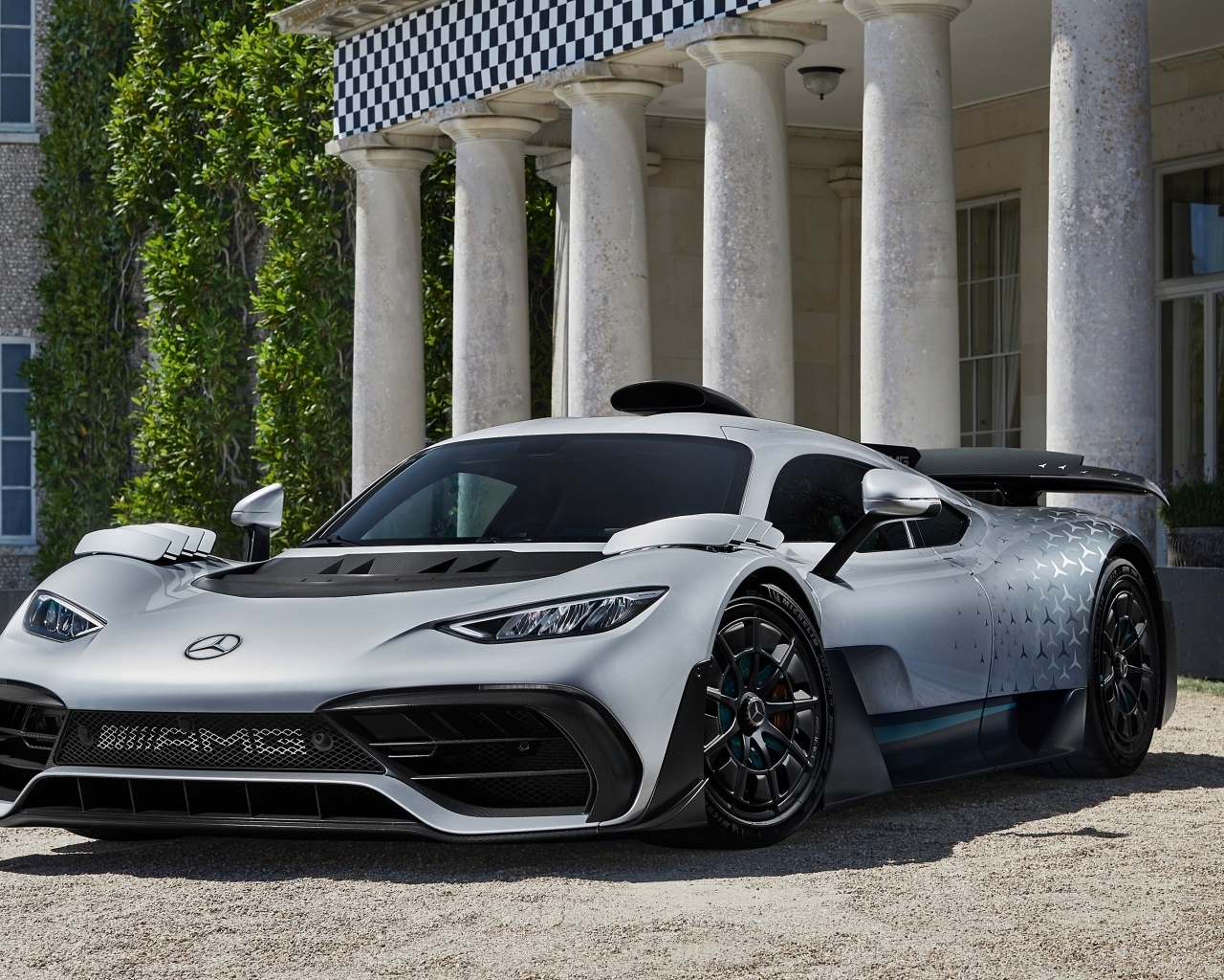 Серебристый быстрый автомобиль Mercedes-AMG ONE