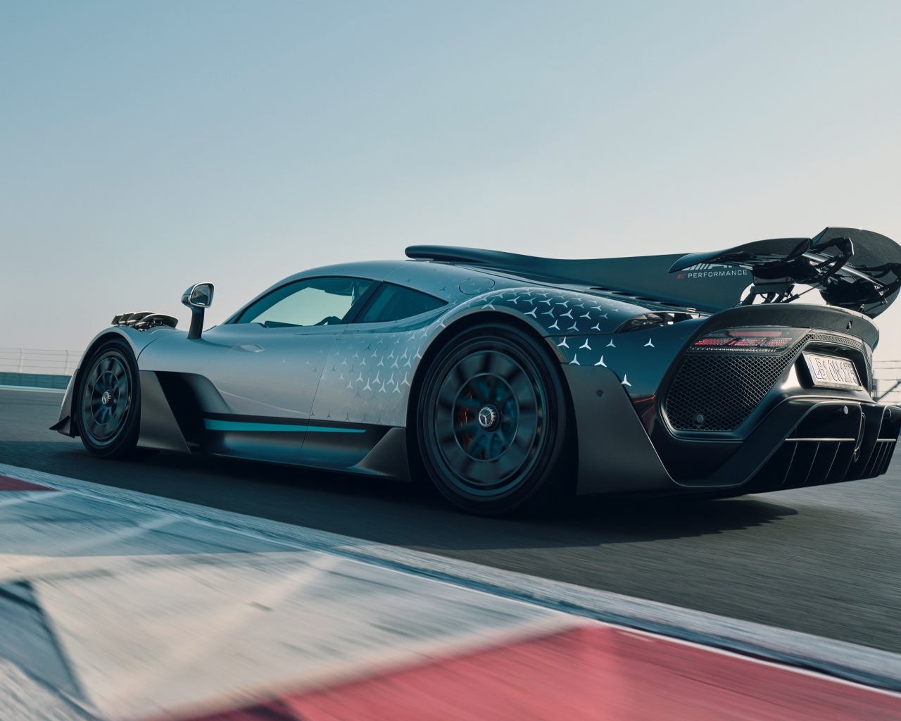 Спортивный автомобиль Mercedes-AMG ONE на трассе