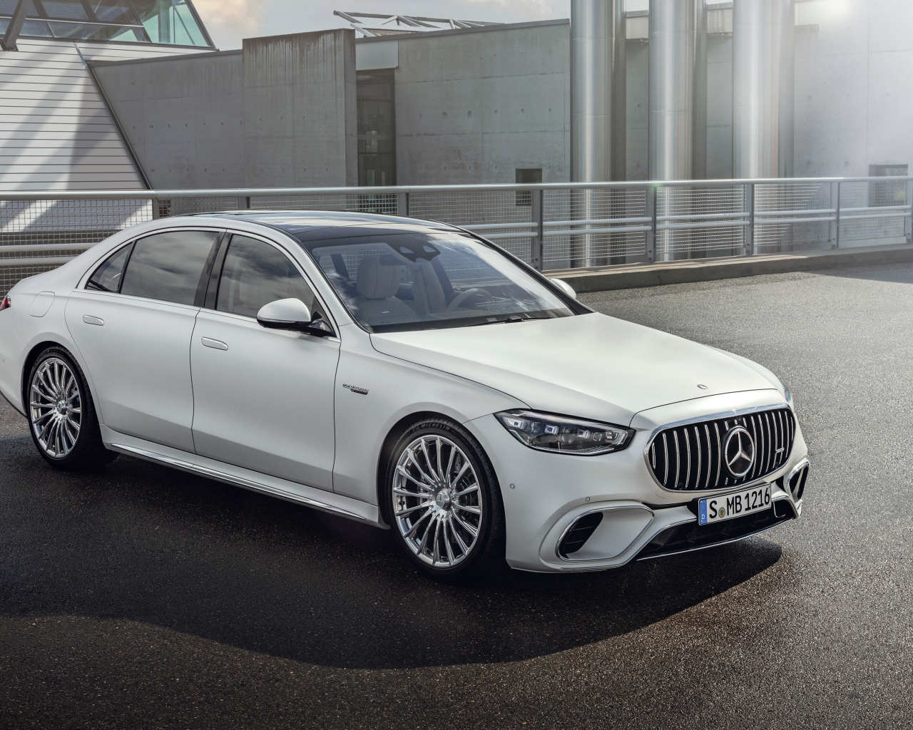 Стильный белый автомобиль Mercedes-AMG S 63 E Performance 2023 года