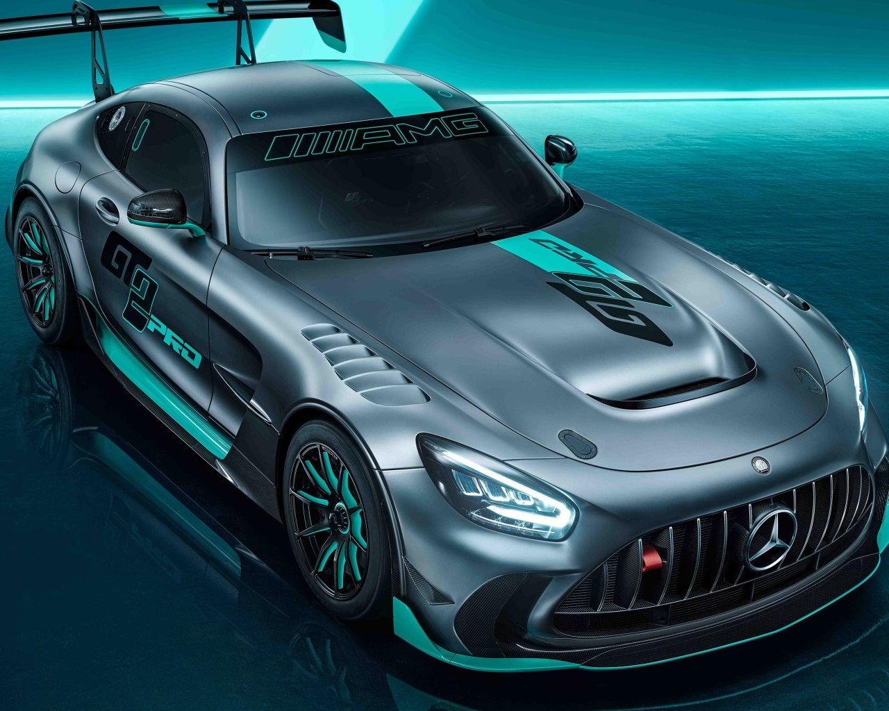 Вид сверху на автомобиль Mercedes-AMG GT2 PRO