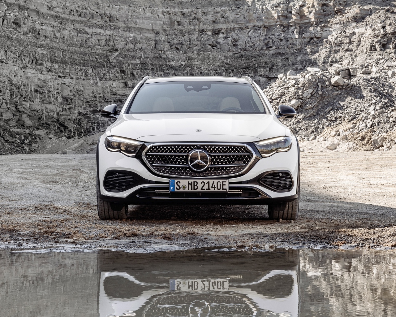 Белый автомобиль Mercedes-Benz E 450 4MATIC All-Terrain 2024 года