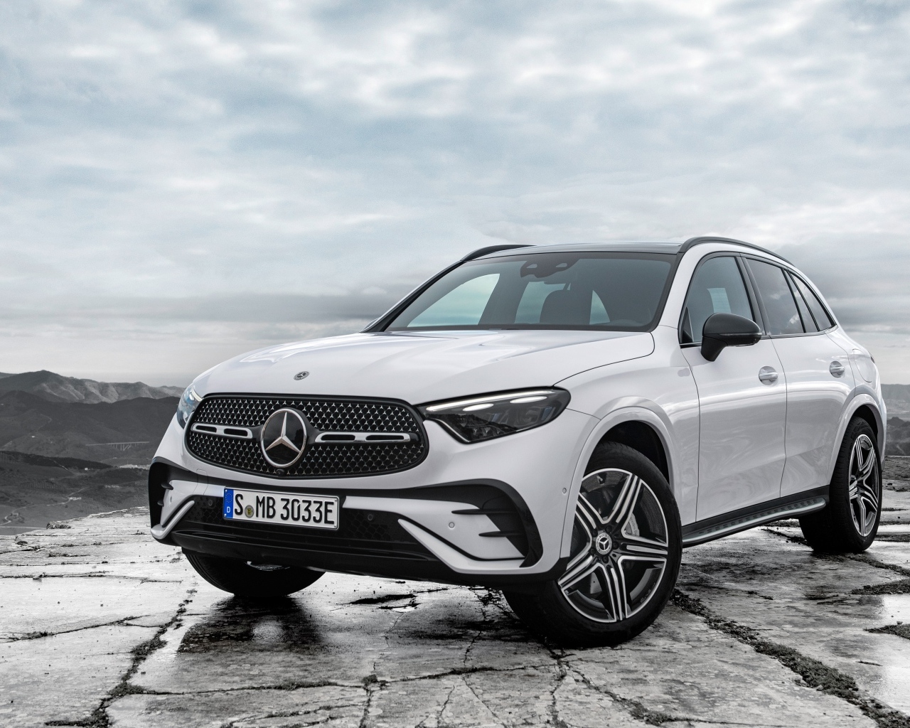 Белый внедорожник Mercedes-Benz GLC 300 E 4MATIC AMG Line