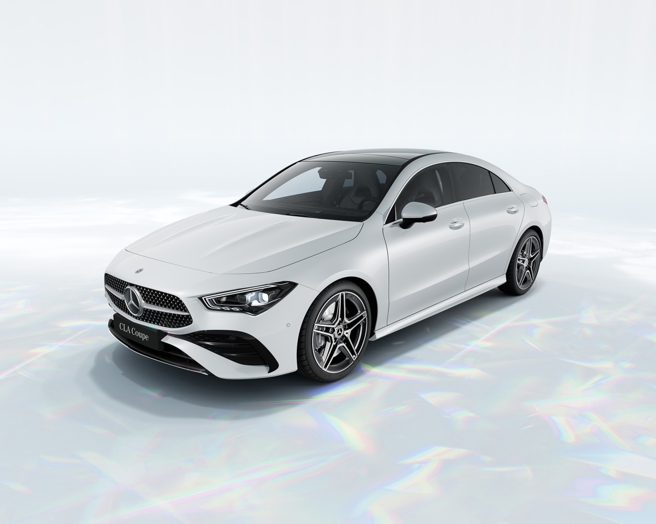 Белый автомобиль Mercedes-Benz CLA 260 4MATIC AMG Line