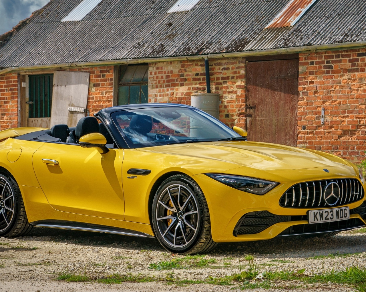 Желтый кабриолет Mercedes-AMG SL 43 2023  года