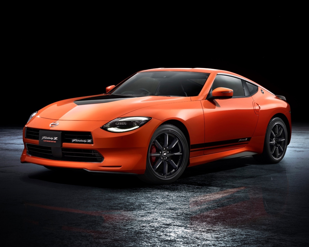 Автомобиль Nissan Fairlady Z Customized Edition 2023 года на черном фоне