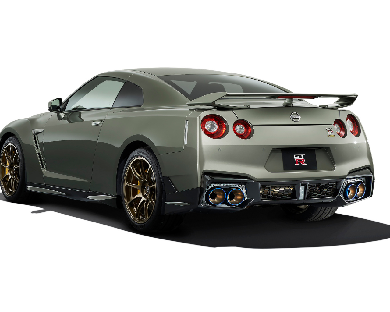 Автомобиль Nissan GT-R Premium Edition T-Spec 2023  года на белом фоне