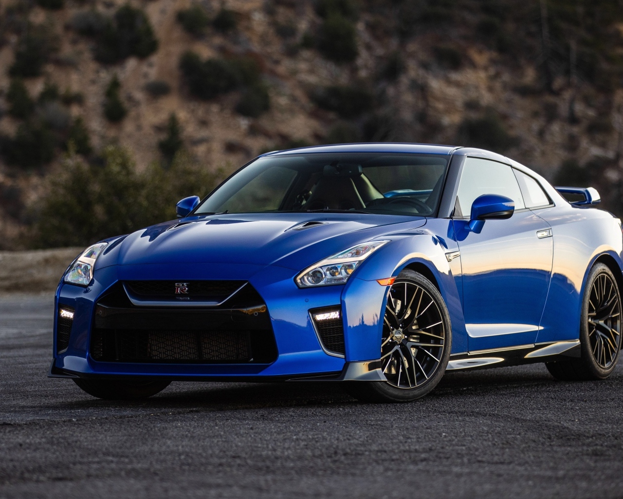 Синий автомобиль Nissan GT-R Premium