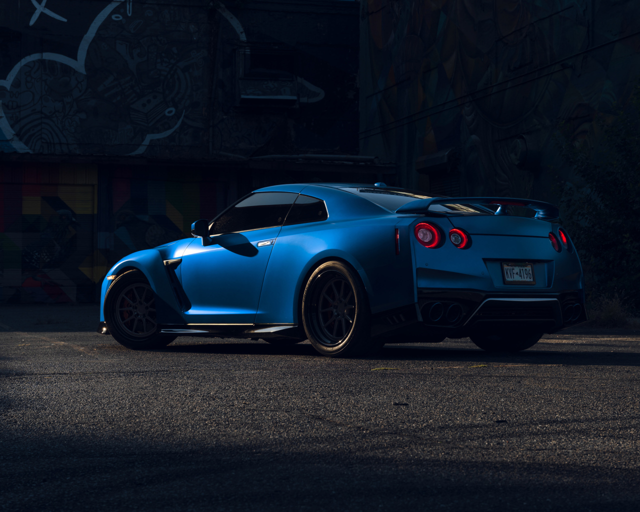 Автомобиль Nissan GT-R вид сзади