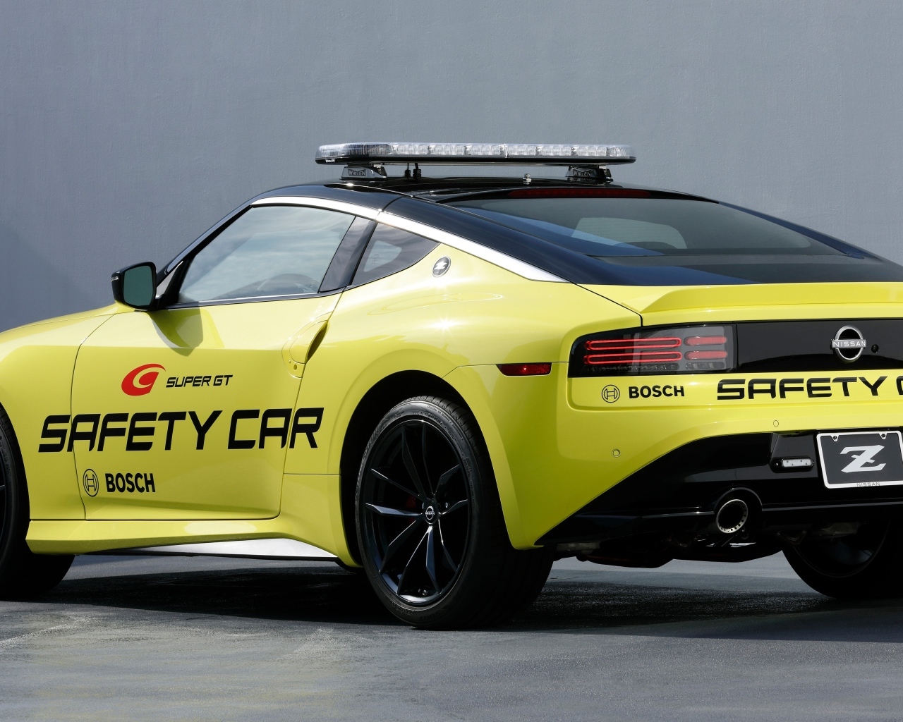 Автомобиль Nissan Z Super GT вид сзади