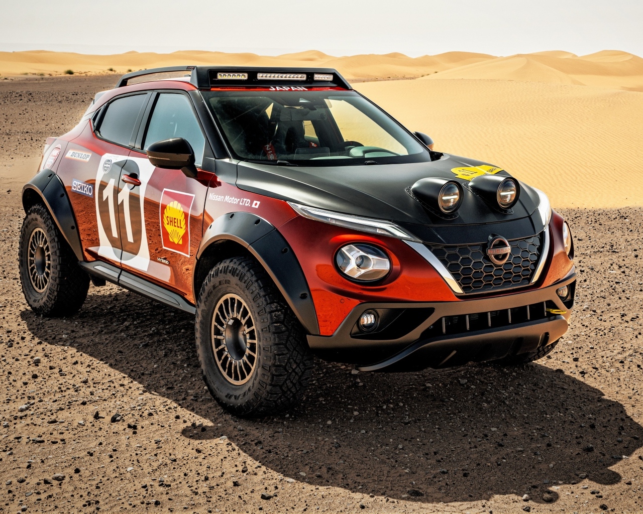 Автомобиль Nissan Juke Rally Tribute Concept в пустыне