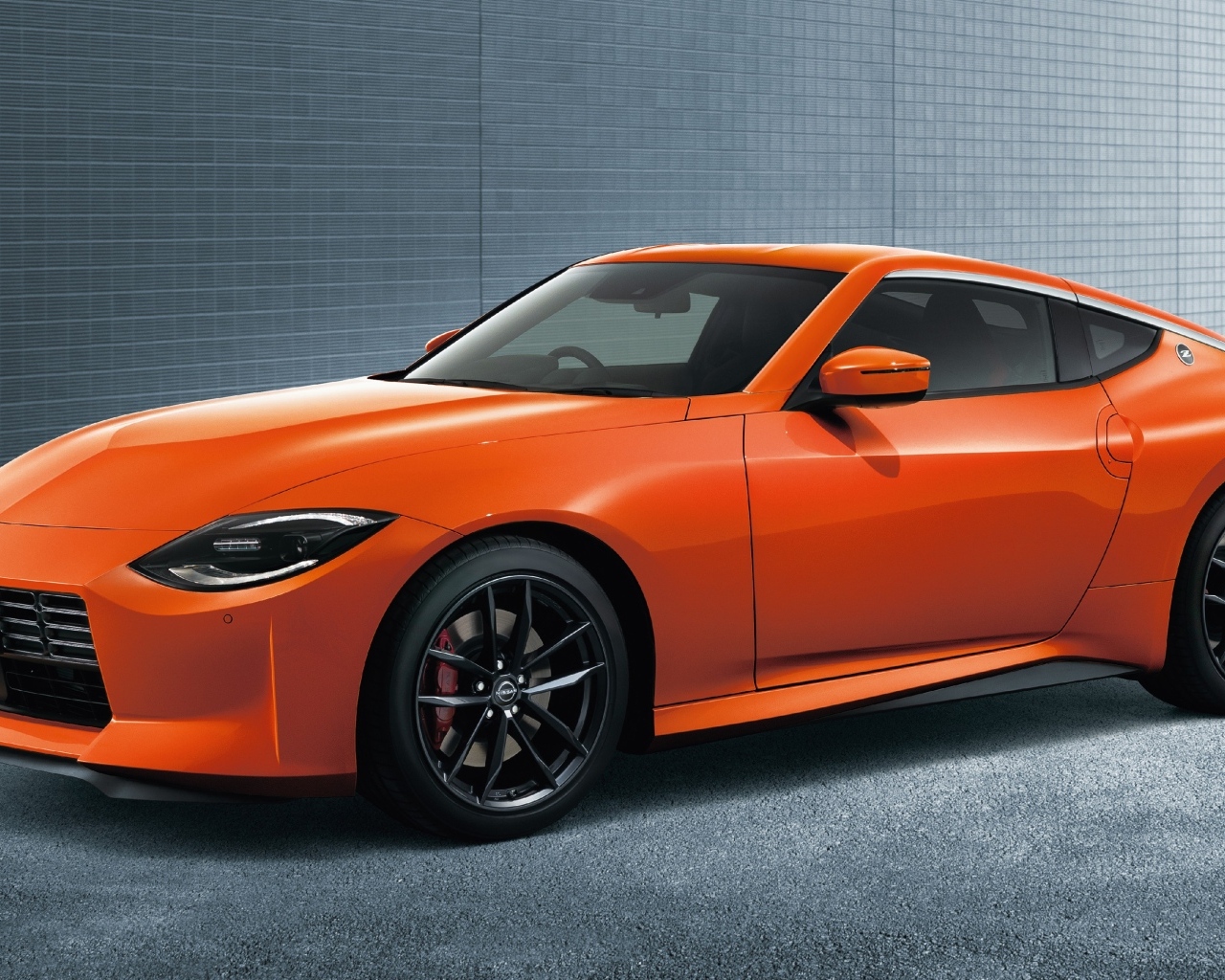 Оранжевый автомобиль Nissan Fairlady Z Version T