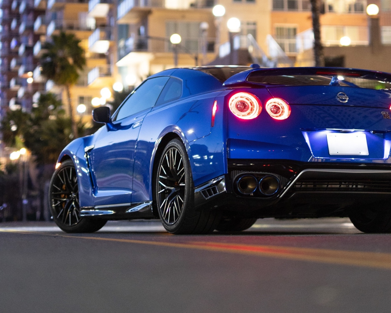 Вид сзади на автомобиль Nissan GT-R Premium