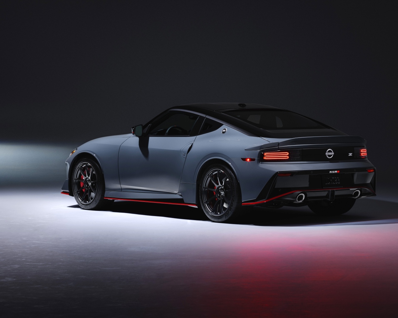 Вид сзади на автомобиль Nissan Z Nismo 2024 года