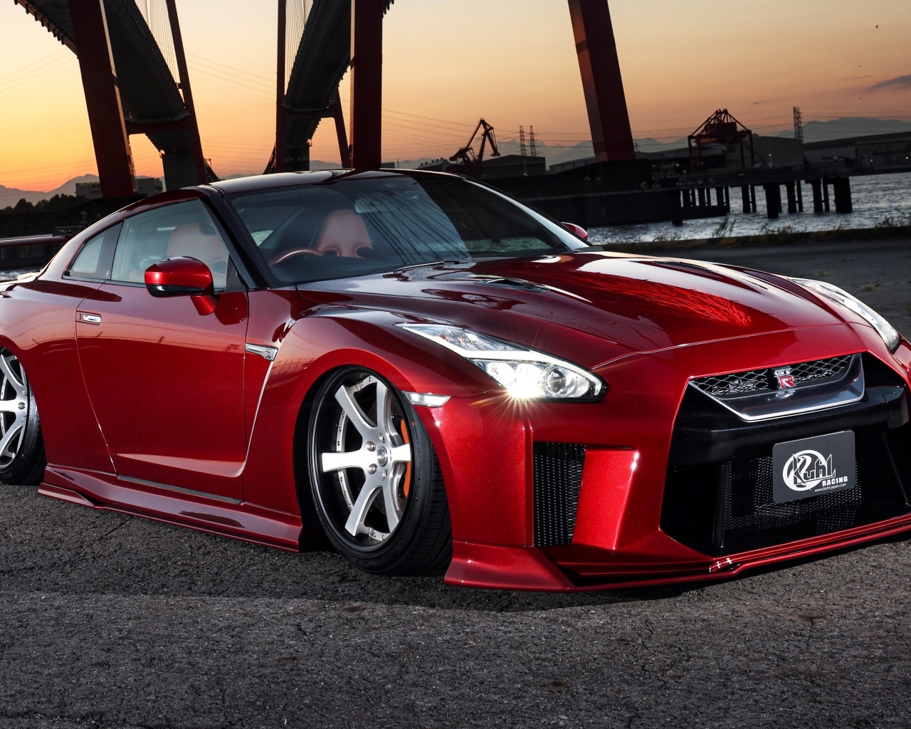 Красный быстрый автомобиль Nissan GTR 35R