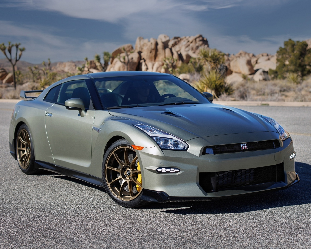 Серебристый автомобиль Nissan GT-R T-Spec 2024 года