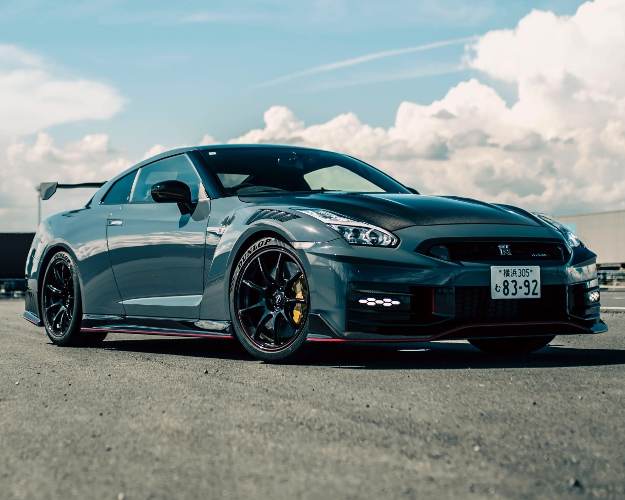 Стильный автомобиль Nissan GT-R Nismo  вид спереди