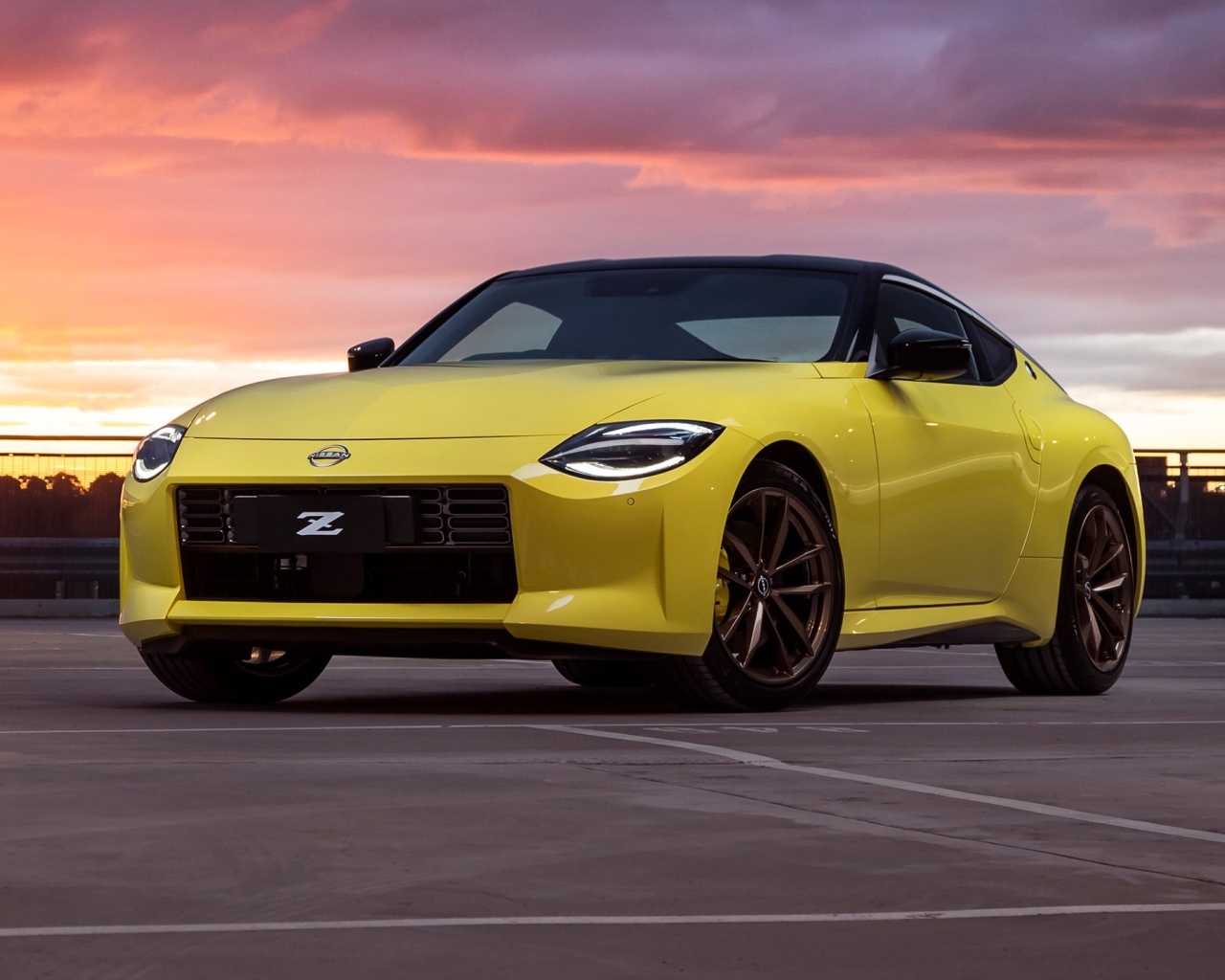 Желтый автомобиль Nissan Z на фоне неба