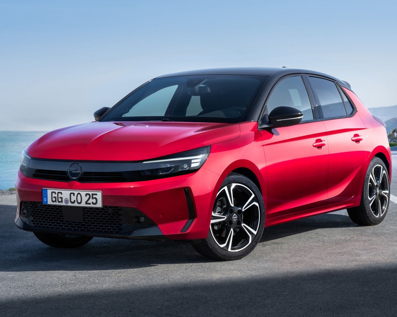 Красный автомобиль Opel Corsa 2023 года