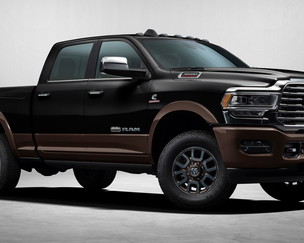 Большой черный пикап Ram 3500 Yellowstone Edition Crew Cab 2022
