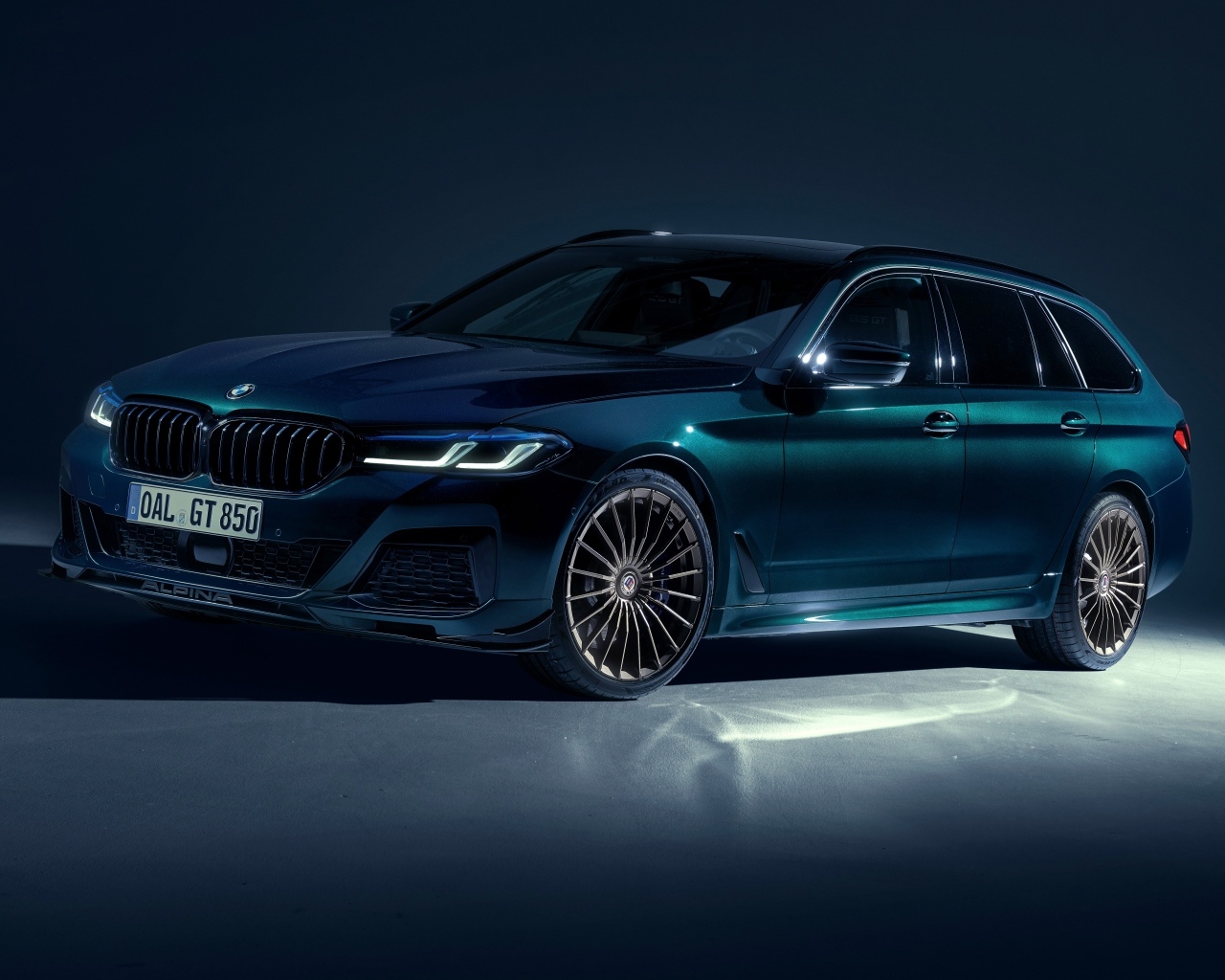 Автомобиль Alpina B5 GT Touring 2023 года на сером фоне