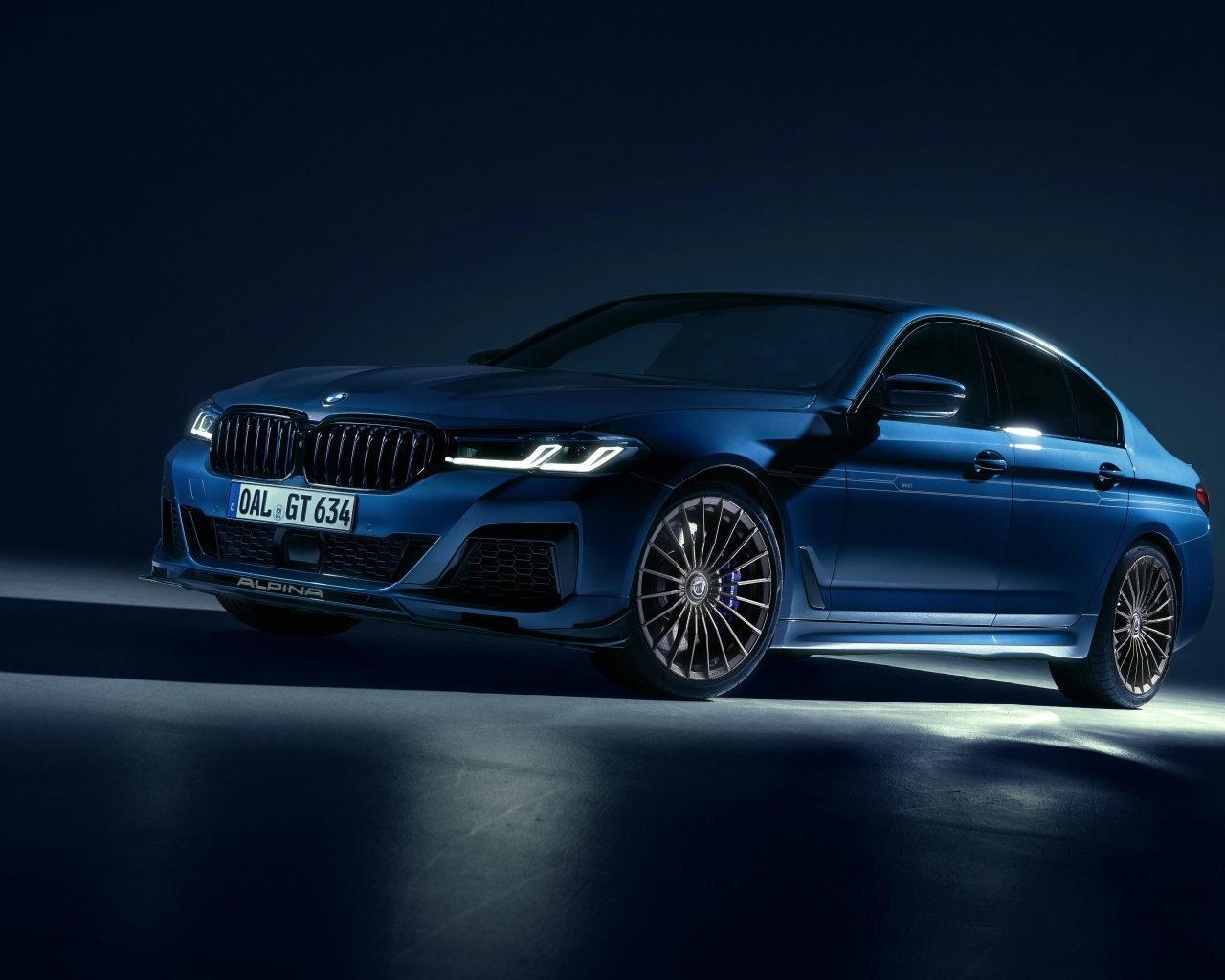 Синий автомобиль Alpina B5 GT 2023 года