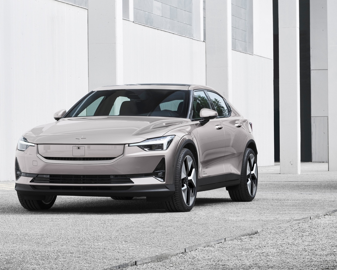Автомобиль Polestar 2 2023 года у здания