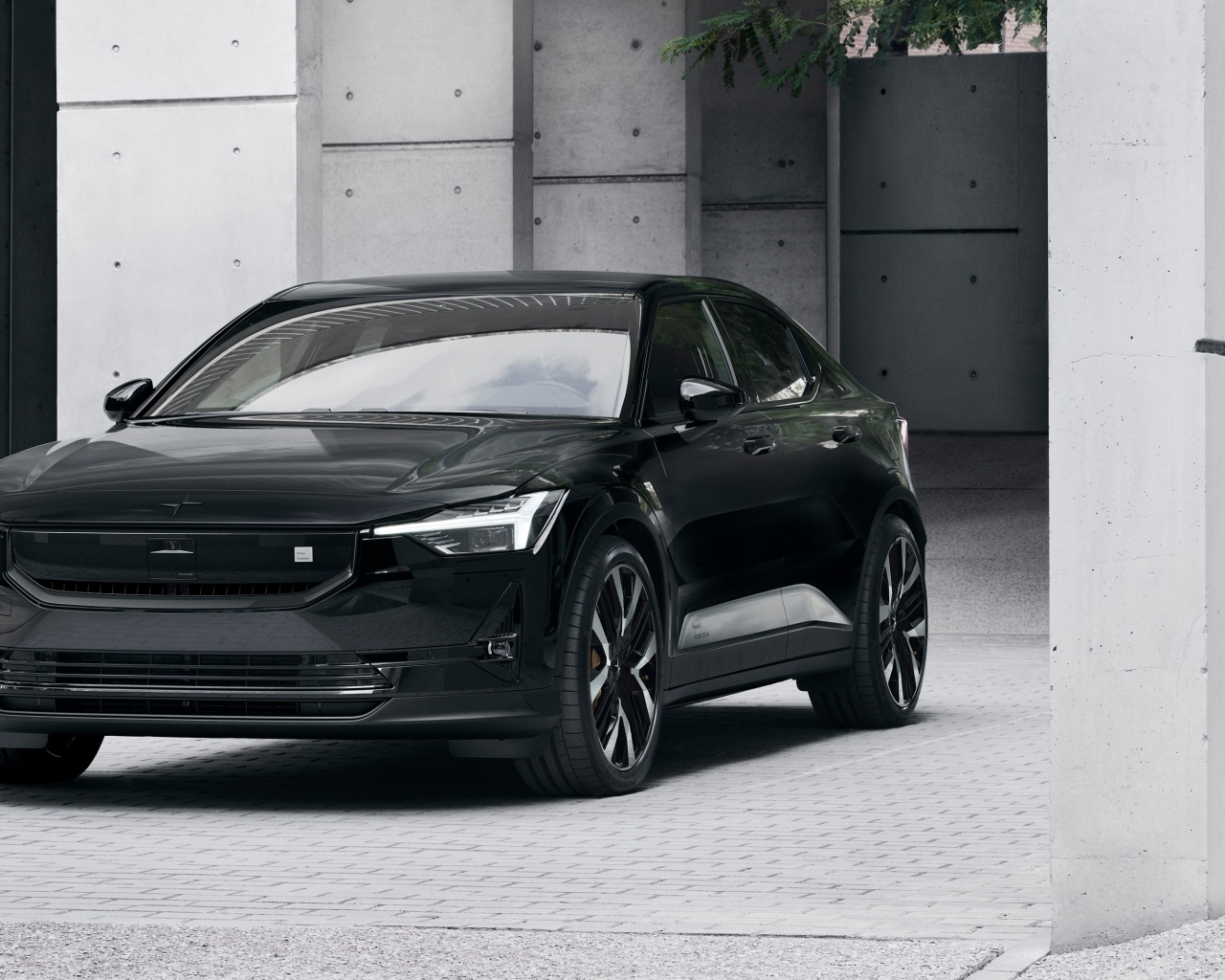 Автомобиль Polestar 2 2023  года черного цвета