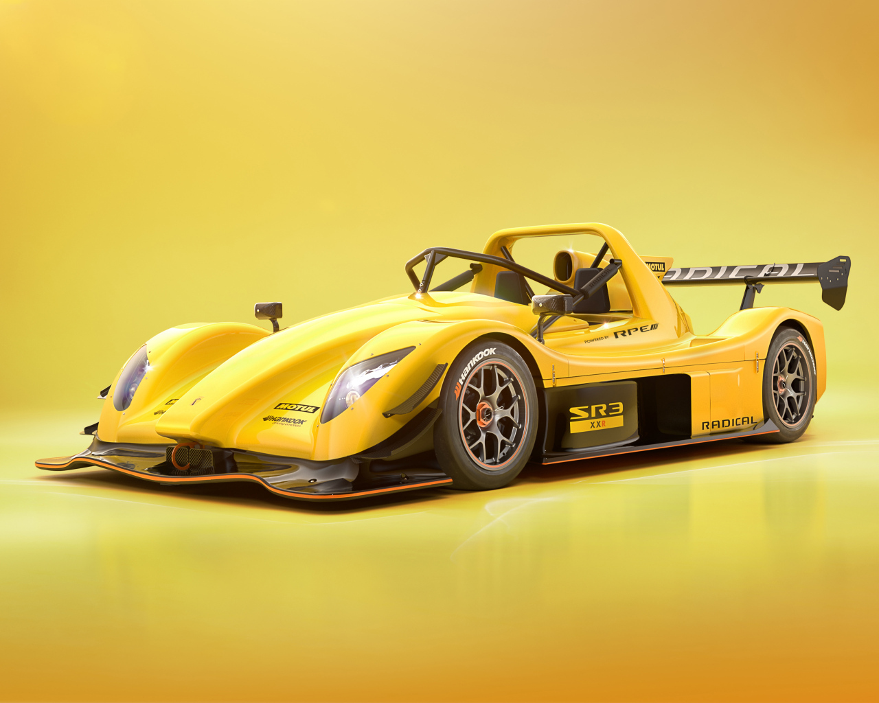 Автомобиль Radical SR3 3XR Rear 2023 года на желтом фоне