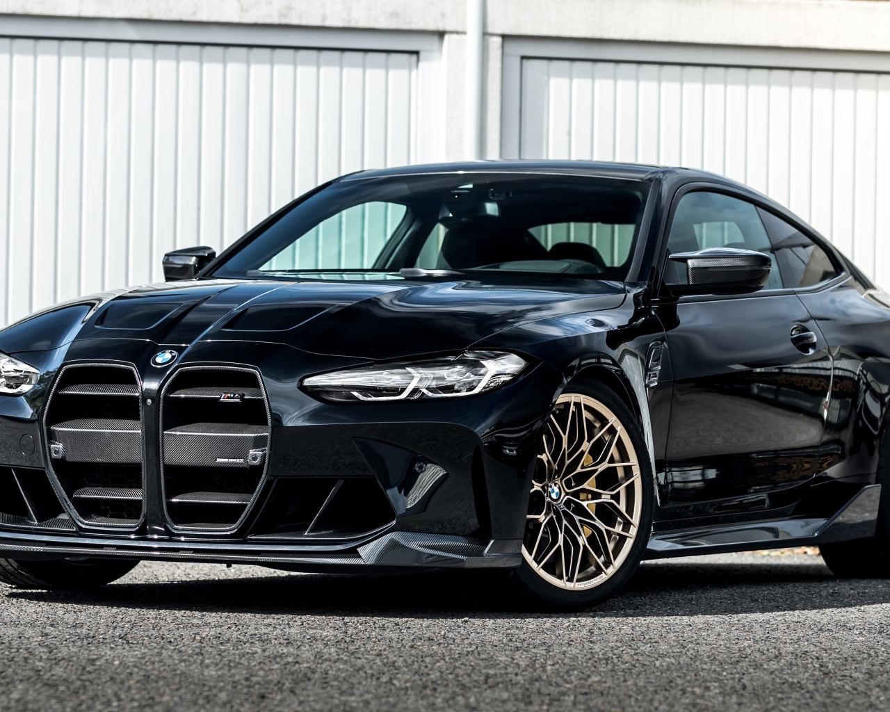 Черный автомобиль Manhart MH4 600