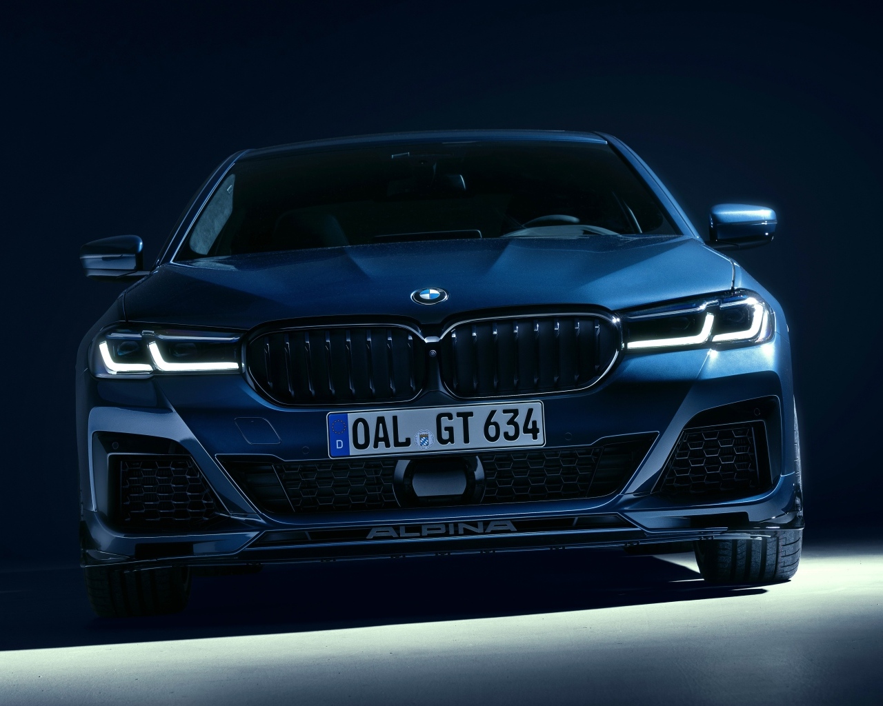 Синий автомобиль Alpina B5 GT 2023 вид спереди
