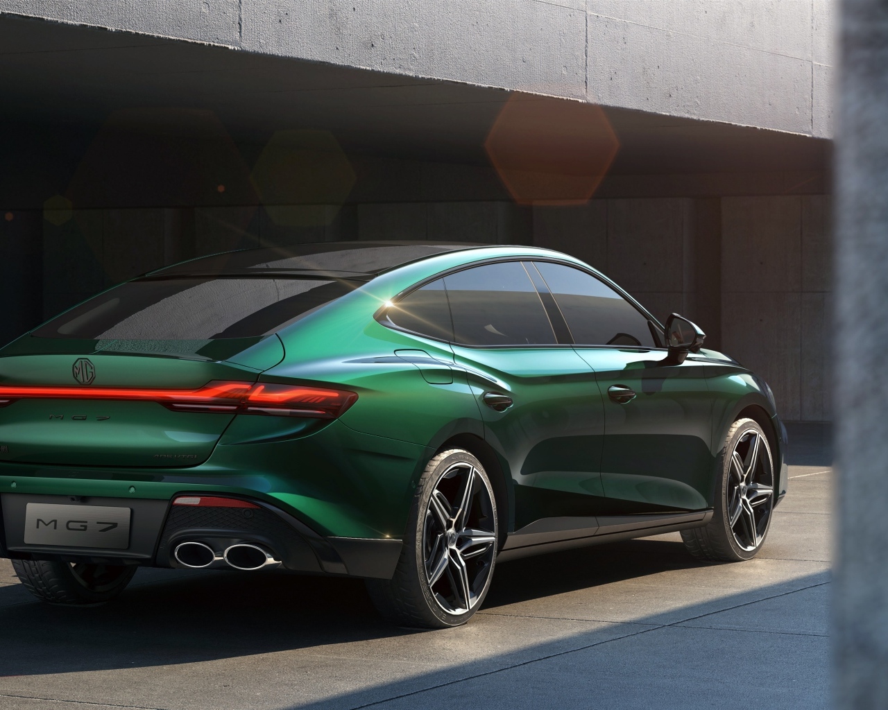 Автомобиль MG 7 Trophy вид сзади
