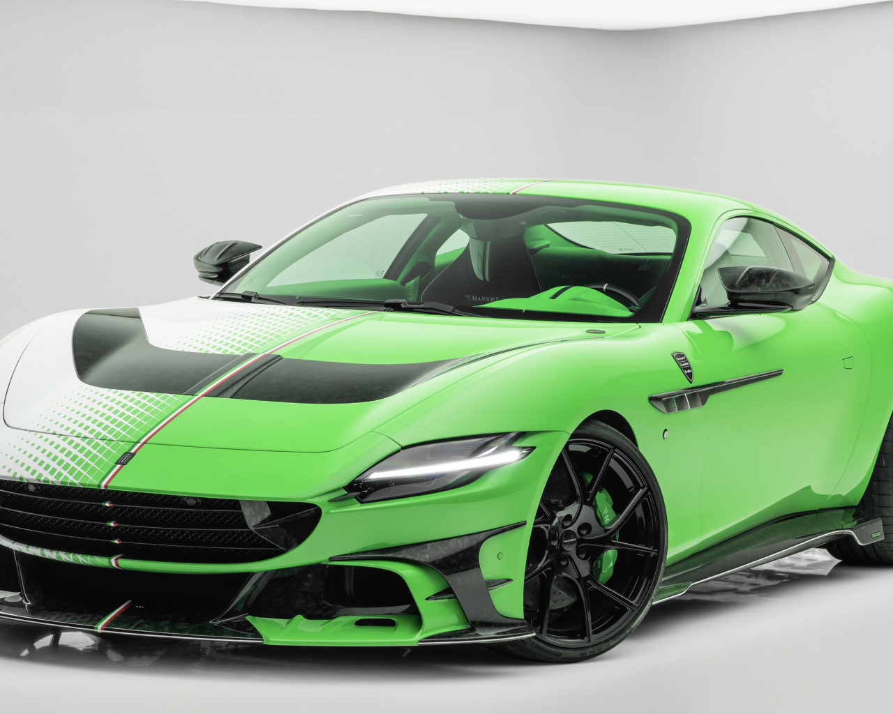 Зеленый автомобиль Mansory Tempesta Verde Ferrari Roma