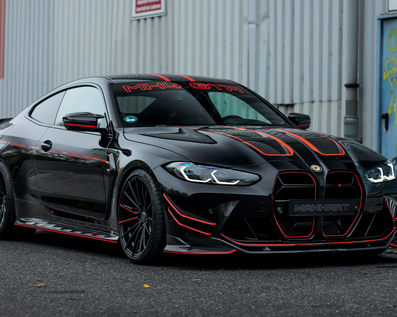 Автомобиль Manhart MH4 GTR II 2022 стоит у гаража