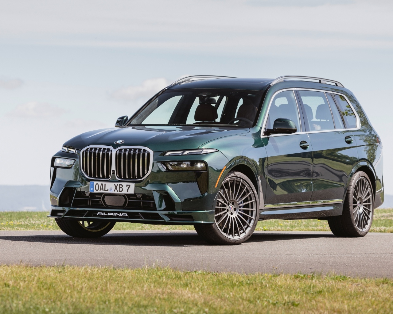 Новый автомобиль Alpina XB7 2023 года
