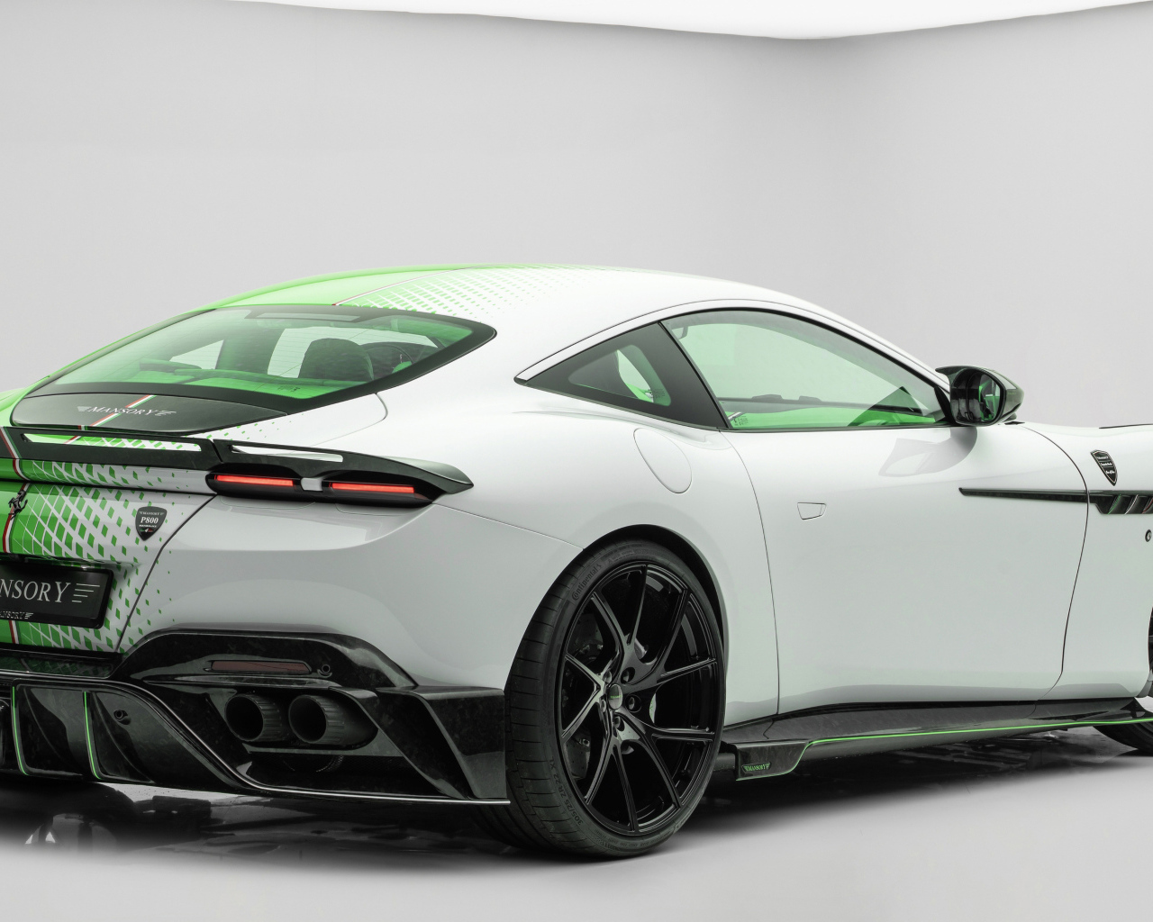 Вид сзади на автомобиль Mansory Tempesta Verde Ferrari Roma
