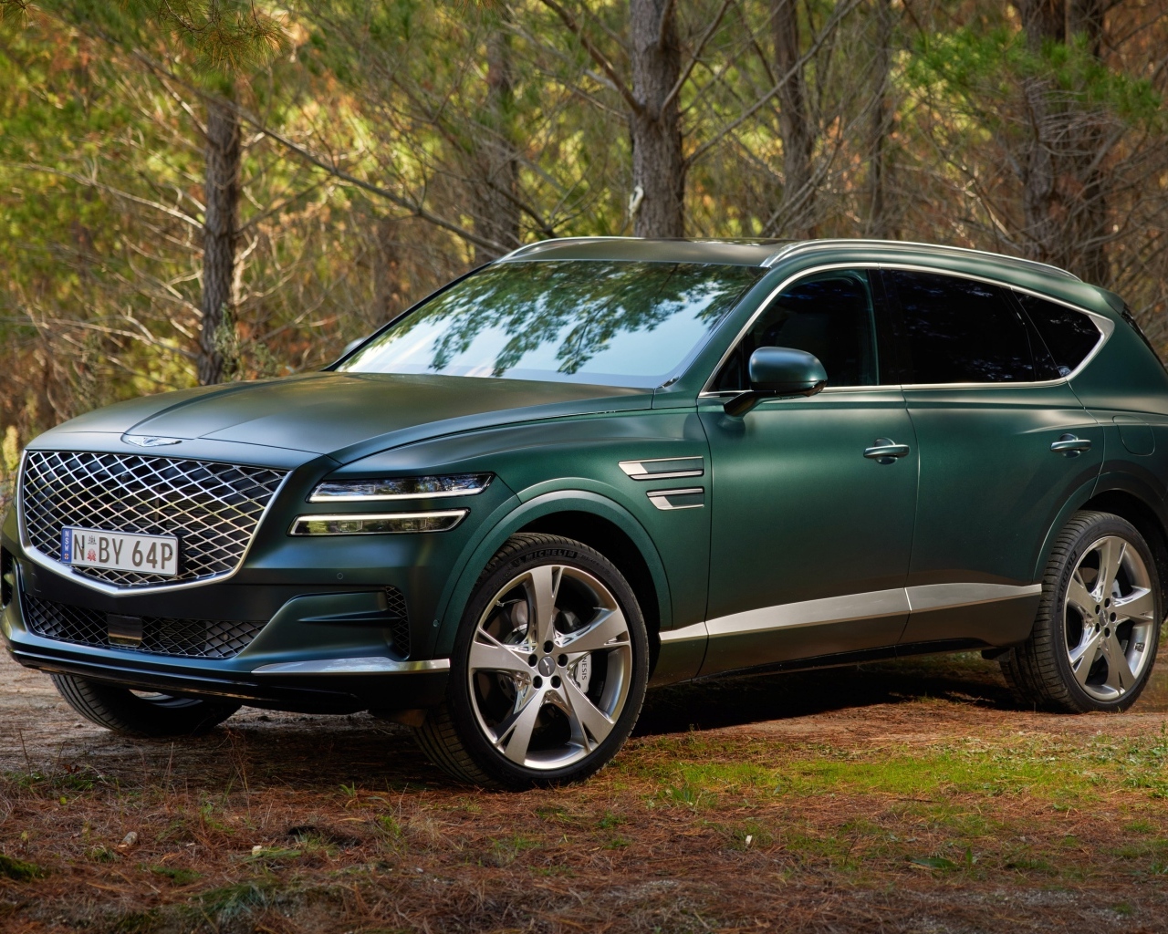 Внедорожник Genesis GV80 3.5T AWD в лесу