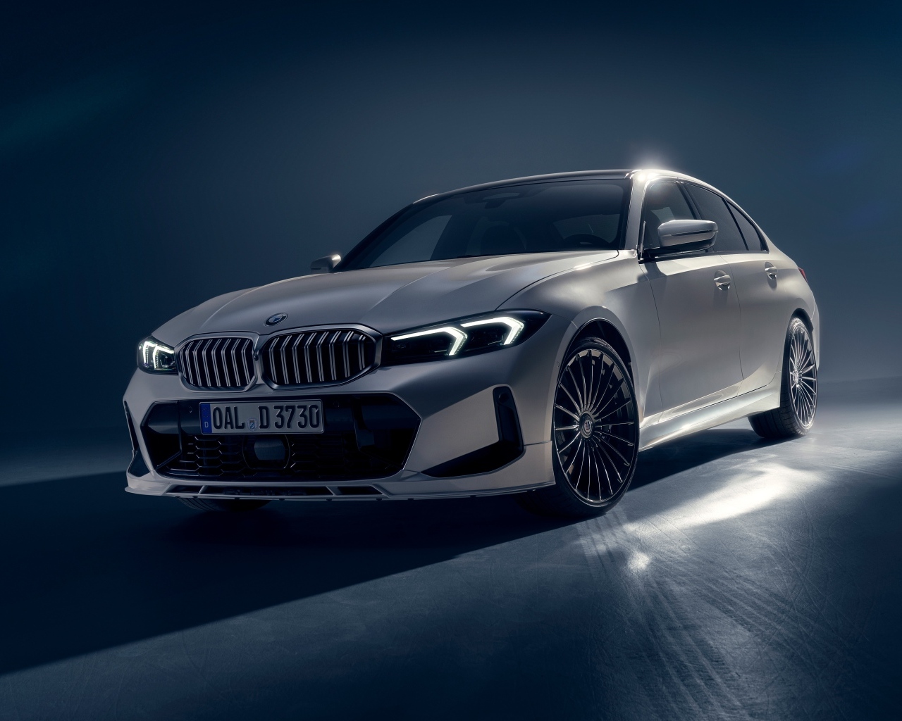 Серебристый автомобиль Alpina D3 S Limousine 2022