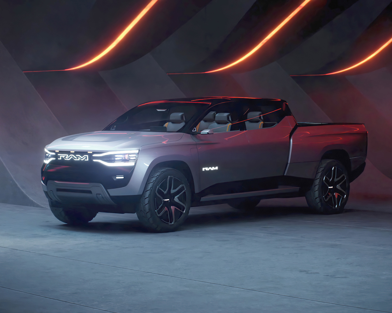 Серебристый пикап Ram 1500 Revolution