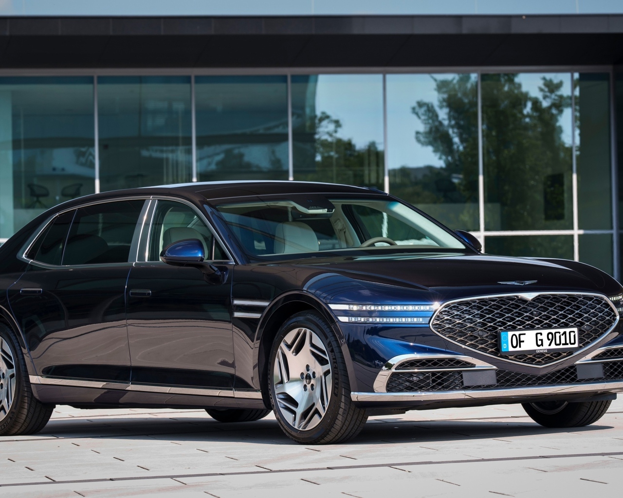 Стильный дорогой автомобиль Genesis G90 Long Wheelbase 2023 года у дома