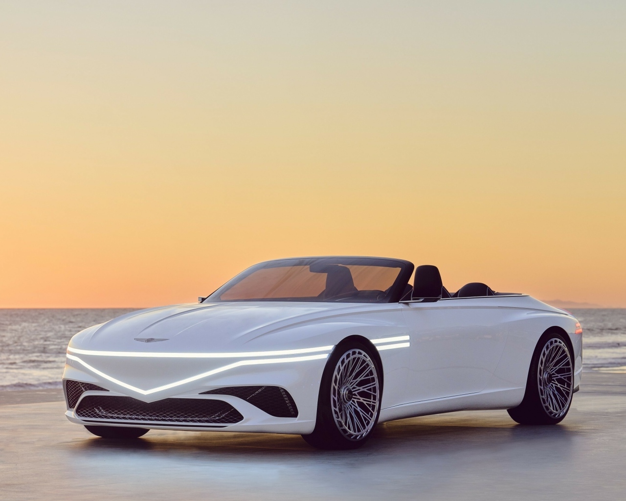 Белый автомобиль Genesis X  2023 года у моря