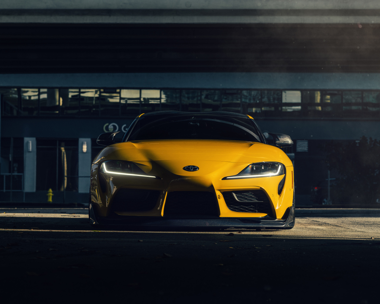 Желтый автомобиль Supra DT вид спереди