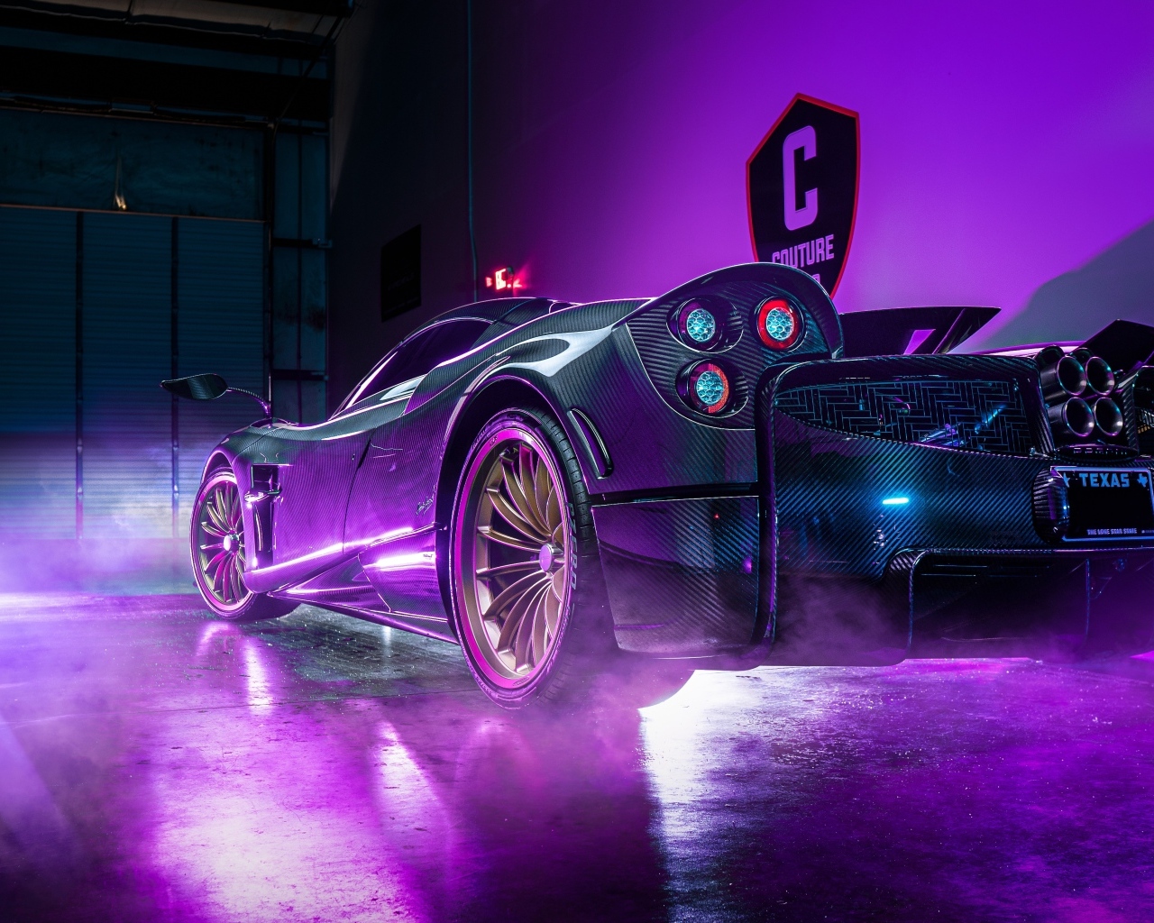 Автомобиль Pagani Huayra Roadster  в неоновом свете