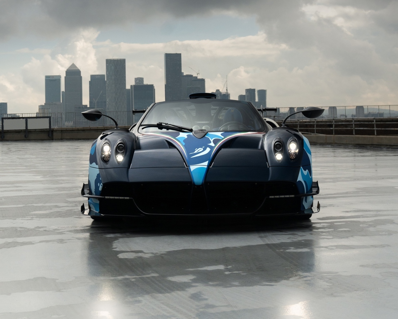 Спортивный Pagani Huayra Roadster BC на фоне города