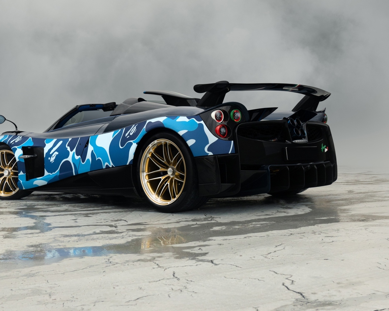 Спортивный Pagani Huayra Roadster вид сзади